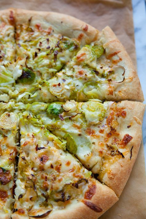 Gouda Pizza, Leek Pizza, Winter Pizza, Pizza Pies, Pizza Poster, Favorite Salad, Brussels Sprout, Smoked Gouda, Healthy Pizza