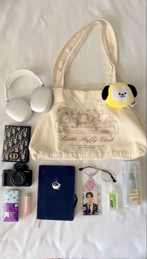 Ideas Para Decorar Tu Mochila, Tote Bag Kpop, Everyday Bag Essentials, School Bag Essentials, Bag Illustration, Inside My Bag, Purse Essentials, Aesthetic Bags, Ipad Bag