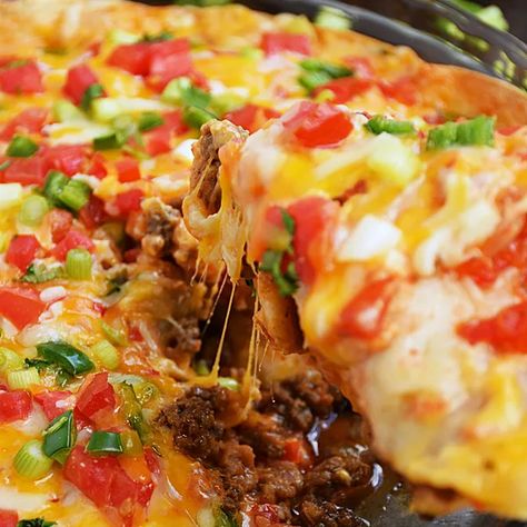 Easy Taco Pie Recipe Taco Lasagna Recipe, Taco Pie Recipes, Taco Lasagna, Taco Pie, Mexican Dinner Recipes, Diner Recept, Mexican Dinner, Easy Taco, Mexican Food Recipes Easy