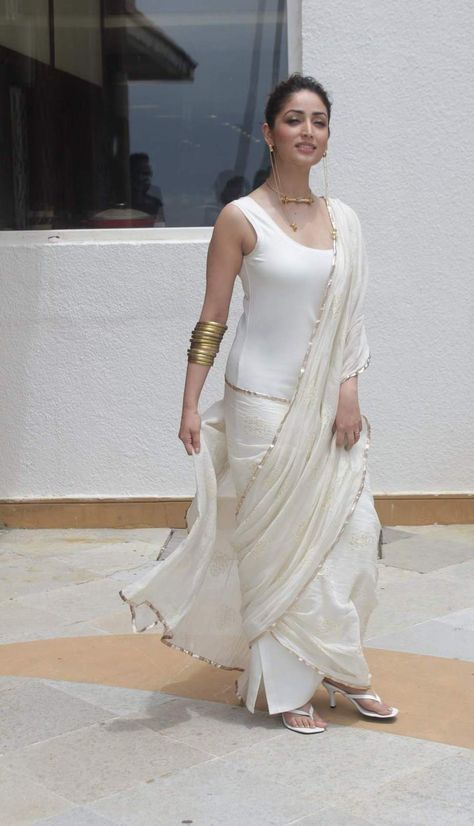 Bhavya Ramesh, Yami Gautam, Simple Kurta Designs, Pakistani Fashion Casual, White Saree, Drape Saree, Designer Saree Blouse Patterns, Urban Dresses, Bollywood Girls