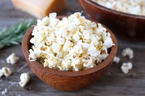 Garlic-Rosemary-Parmesan-Popcorn2 Popcorn Recipes Savory, Parmesan Popcorn, Savory Popcorn, Healthy Popcorn, Flavored Popcorn, Popcorn Recipes, Camping Humor, Snacks Für Party, Baby Tips