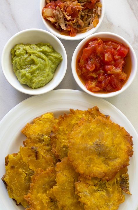 patagones or green plantains done on plate, with bowls of toppings. Columbian Food, Columbian Recipes, Colombian Dishes, Green Plantains, Colombian Recipes, Colombian Cuisine, South American Recipes, Plantain Recipes, Healthy Plates