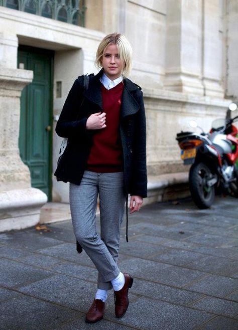 maroon v-neck, white button up shirt, cuffed denim and brogues. Tomboy Essentials, Women Tomboy, Women Oxfords, Casual Punk, Boyish Style, Masculine Style, White Socks, Tomboy Fashion, Menswear Inspired