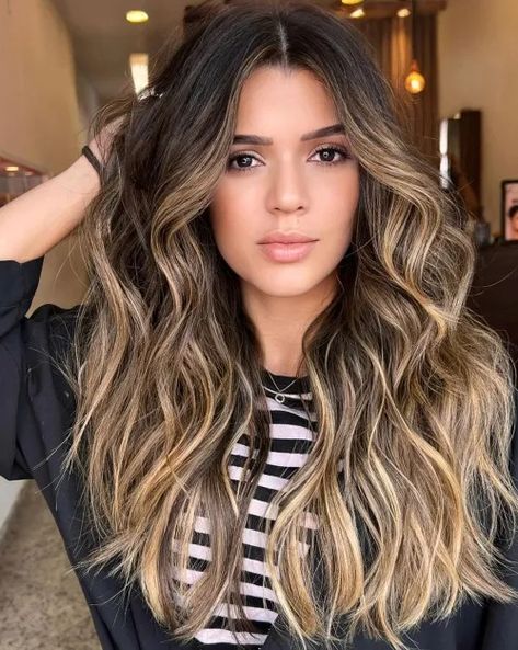 50 Hot Brunette Balayage Styles You Don’t Want to Miss Dark Roots Light Ends, Dark Red Highlights, Brown Balayage Hair, Balayage Styles, Balayage Hair Color Ideas, Balayage Hair Color, Brunette Balayage, Caramel Balayage, Dirty Blonde Hair