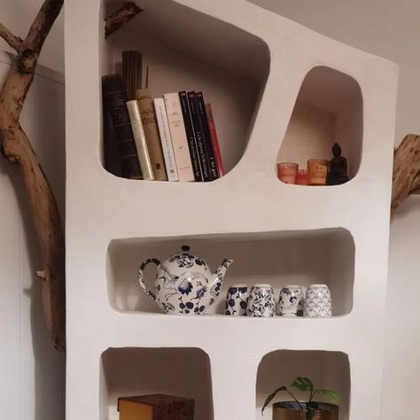 Bibliothèque fait main en placoplatre, recouverte de colle à carrelage. Peinte en blanc avec ajout de bicarbonate, l'ensemble reproduit l'esthétique d'un mobilier grec ancien, alliant élégance classique et artisanat contemporain. Plaster Shelf, Diy Plaster, Bookshelves, Shelves