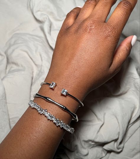 Silver Accessories Black Women, Silver Girl Aesthetic Jewelry, Silver Jewellery Black Women, Silver Jewelry Brown Skin, Silver Jewelry Girl, Silver Wrist Stack, Silver Jewelry Classy, Silver Jewelry Elegant, Silver Jewelry Aesthetic Black Women