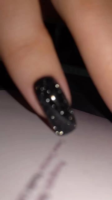 Sparkly Black Nails, Black Sparkle Nails, Black Prom Nails, Sparkle Nail Designs, Black Almond Nails, Black Nail Design, Reflective Nails, Black Nails With Glitter, New Years Eve Nails