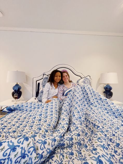 Rabbit Room, Preppy Pics, Dark Blue Bedrooms, Blue Bed, Preppy Bedroom, Cute Bedroom Ideas, Room Ideas Aesthetic, Roller Rabbit, Preppy Girl