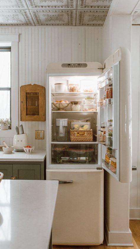 Smeg Fridge Kitchen, Smeg White, Smeg Kitchen Appliances, Fridge Restock, Tiny Cottage Kitchen, Smeg Refrigerator, Refrigerator Ideas, Refrigerator Decor, Smeg Kitchen