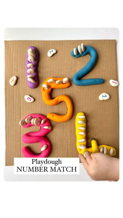 bright_little_brains on Instagram: PLAYDOUGH NUMBER MATCH Here’s a fun #earlylearning activity for your little one to learn numbers! MATERIALS: 👉🏻 Cardboard 👉🏻 Playdough… Playdough Center, Playdough Numbers, Playdough Activities, Learn Numbers, Sensory Art, Baby Activities, Expressive Art, Learning Numbers, Numeracy