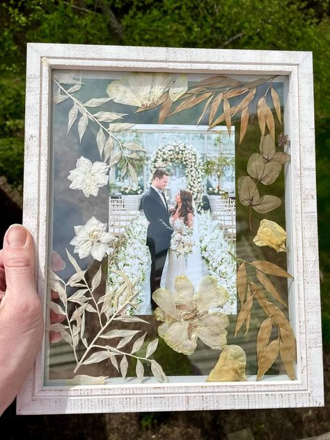 Wedding Preservation Ideas, Wedding Bouquet Preservation Ideas, Flower Bouquet Pictures, Floating Feather, Gift Frames, Pressed Flowers Diy, Dried Flowers Diy, Wedding Shadow Box, Wedding Memory Box