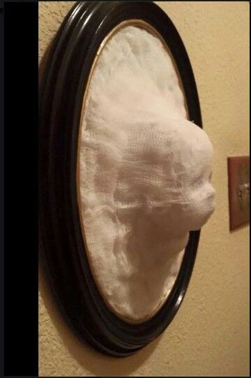 Great halloween idea! Old mirror, dolls face, gauze. Ghost Face Picture, Doorway Ideas, Halloween Doorway, Haunted Hallway, Diy Halloween Dekoration, Halloween Glam, Diy Ghost, Uhyggelig Halloween, Halloween Decor Diy