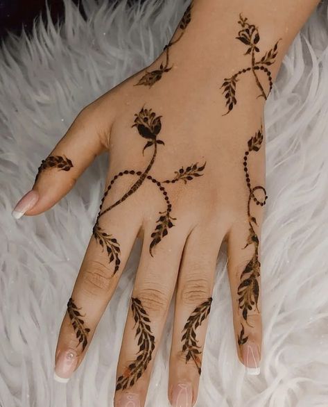 Pakistani Simple Mehendi Designs, Simple Aesthetic Mehandi Designs, Mehandi Designs For Hands, Minimal Mehendi, Mehandi Ideas, Collarbone Tattoos, Mehndi Ideas, Latest Arabic Mehndi Designs, Diy Henna