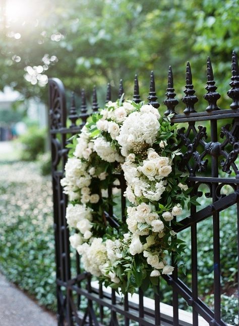 White Floral Wedding Wreath Cake Displays, Roses Wreath, Wreath Garland, Flowers And Greenery, White Wreath, Diy Wreaths, Spring Wreaths, Wedding Wreaths, Dry Flowers