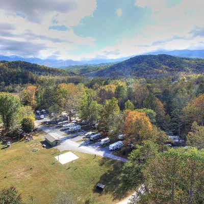 Best Gatlinburg Campgrounds for Relaxation and Fun Camping In Tennessee, Mountains Vacation, Lake Swimming, Best Campgrounds, Mountain Camping, Backcountry Camping, Rv Resort, Camping Destinations, Cades Cove