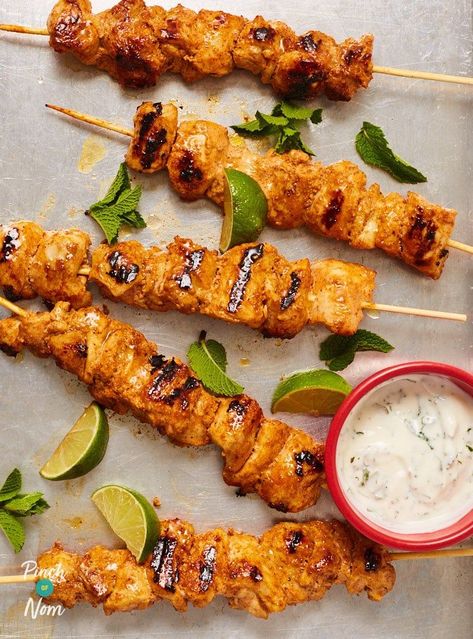 We love a good Fakeaway, and these Chicken Tandoori Kebabs are no exception - great for a slimming and family friendly barbecue! Chicken Tandoori, Braised Chicken Breast, Chicken Kebab Recipe, Fakeaway Recipes, Chicken Kebab, Pinch Of Nom, Sheet Pan Dinners Recipes, Bbq Ideas, Kebab Recipes