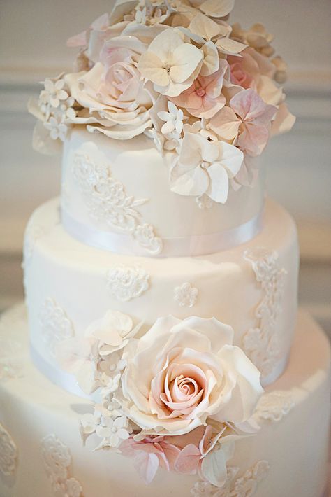 Vintage Pasta, Cake With Flowers, Wedding Cakes Elegant, Vintage Wedding Cake Topper, Peach Cake, Luxury Wedding Cake, Lace Wedding Cake, Floral Wedding Cakes, Cake Trends