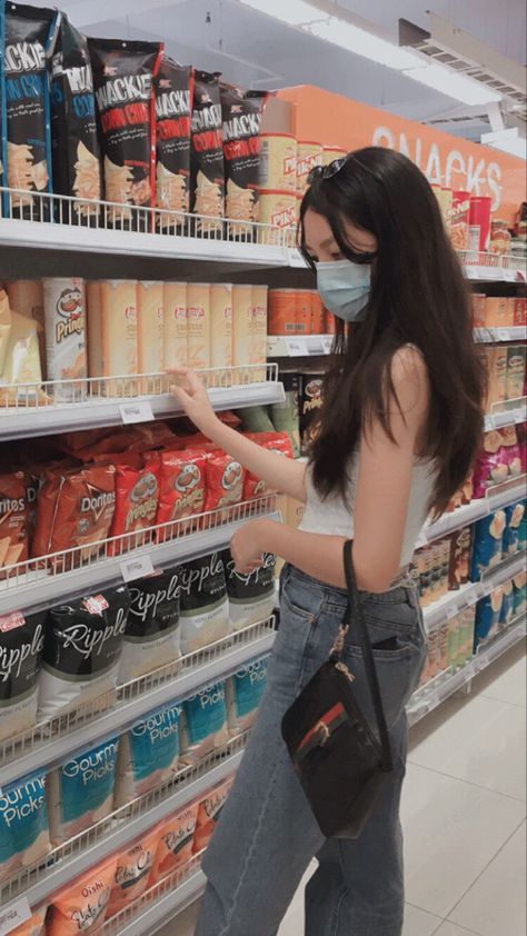 Grocery Shopping Reference, Grocery Shopping Pictures, Grocery Shopping Outfit, Drawing Refrences, Body Reference Poses, Aesthetic Ideas, Trendy Outfit, Body Reference, Reference Poses