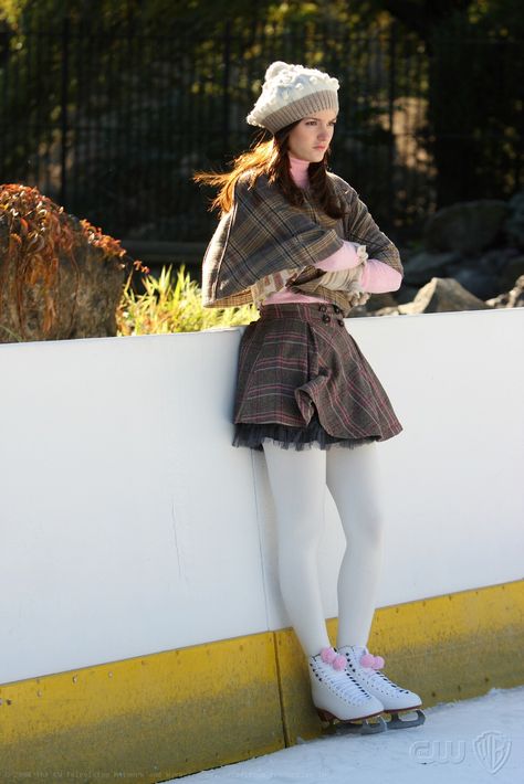 White Tights Outfit, Blair Waldorf Outfits, Stile Blair Waldorf, Legs Outfit, Gossip Girl Outfits, 70s Clothing, White Tights, Gossip Girl Fashion, Chuck Bass