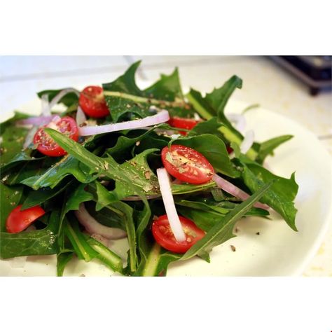 Best when young and tender, dandelion greens make a great salad! If you're wary about using the greens growing in the yard, you may often find them in the produce section of food specialty shops. Balsamic Vinaigrette Dressing Recipe, Dandelion Salad, Spring Side Dishes, Benefits Of Dandelion, Hot Bacon Dressing, Dandelion Greens, Spring Produce, Greens Salad, Simple Green Salad