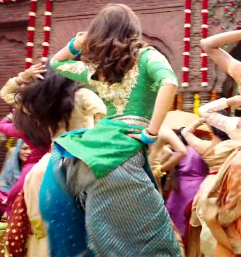 Anushka Sharma in Sultan movie (large-animated-gif!!!) Sultan Movie, Punjabi Suits Patiala, Bollywood Theme Party, Big Gand, Kashta Saree, Bollywood Theme, Aditi Rao, Aishwarya Rai Bachchan, Anushka Sharma