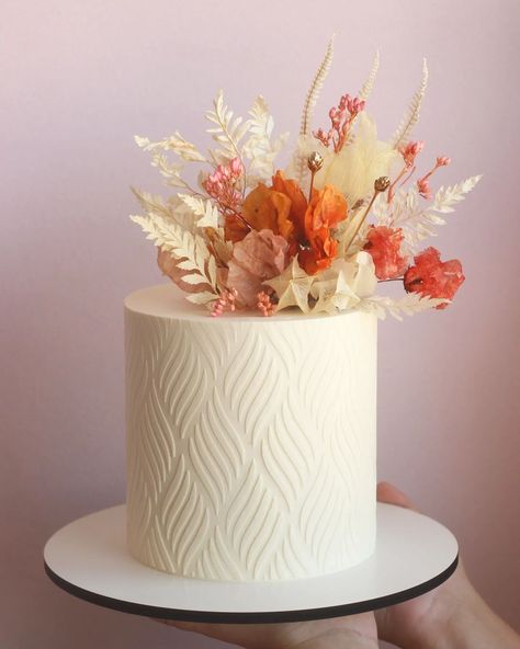 Cake Stencil Designs, Cake With Stencil Design, Stencil Cake Design, 2023 Cakes, Fall Theme Cakes, Bolo Buttercream, Wedding Cake Minimalist, Floral Cake Designs, Textured Cake