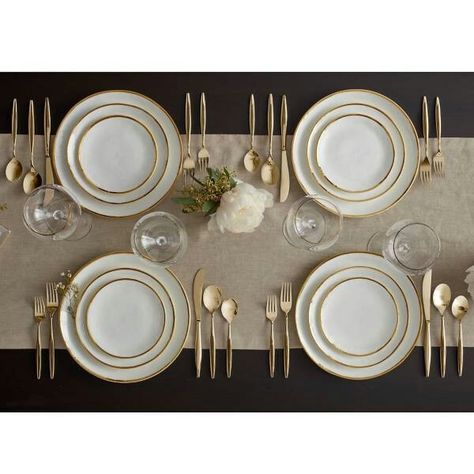 Formal Table Setting, Tafel Decor, Gold Dinnerware, Dinner Table Setting, Dinner Table Decor, White Dinner Plates, Gold Cup, Table Set Up, Gold Table