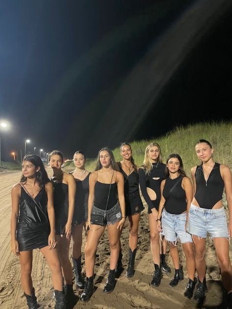 Milipilis Outfit, Summer Night Outfit Going Out, Summer Night Outfit, Tailgate Outfit, Photo Recreation, Fiesta Outfit, Girls Together, Night Out Outfit, Cool Fits