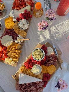 Cheese Board Picnic, Pinic Food Ideas, Beach Picnic Party, Picnic Decor, Picnic Date Food, Picnic Inspiration, Picnic Decorations, Picnic Birthday, Picnic Date