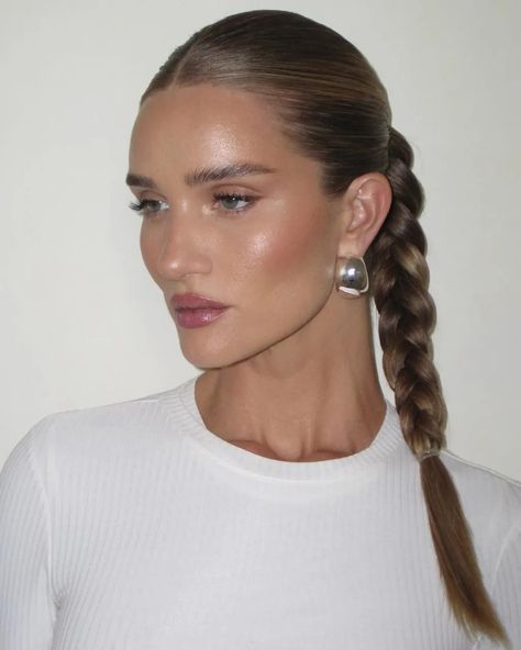 Wet Look Blonde Hair, Rosie Huntington Whiteley Short Hair, Quiet Luxury Hairstyle, Refy Beauty Aesthetic, Scrubs Photoshoot, Rosie Huntington Whiteley Makeup, Rosie Huntington Whiteley Hair, Classy Updo Hairstyles, Makeup 2024