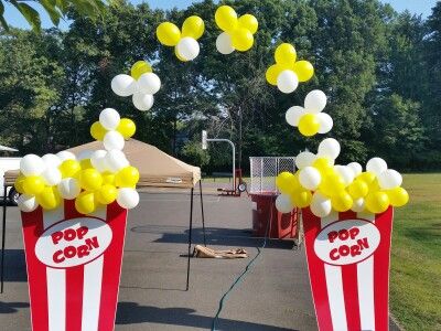 Popcorn arch...now just to learn how to do it😂 Carnival Birthday Party Ideas, Deco Cinema, Carnival Baby Showers, Homecoming Floats, Baby Shower Balloon Arch, Theme Carnaval, Diy Carnival, Carnival Birthday Party, Carnival Themed Party