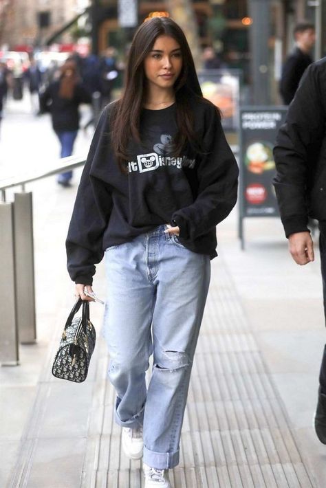 madison beer street style looks ❥ Madison Beer Street Style, Madison Beer Haircut, Madison Beer Hair Highlights, Madison Beer Hair, Estilo Madison Beer, Madison Beer Style, Madison Beer Outfits, Beer Outfit, Stylish Jeans