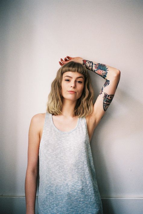 - ❣ Relicário ❣ - makemyworldburn.tumblr.com                                                                                                                                                                                 More Bob Length, Micro Bangs, Woman With Tattoos, Dunner Wordend Haar, Baby Bangs, Shoulder Length Hair Cuts, Tattoo Model, Long Bob, Hair Envy