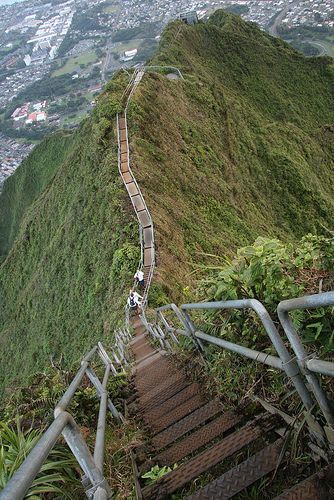 Stairway to Heaven Oahu Hawaii...best hike ever. Did something close to this on Diamond Head with my boy :) Heaven Stairs, Haiku Stairs, Lanikai Beach, Stairway To Heaven, Hawaii Vacation, To Infinity And Beyond, Krabi, Oahu Hawaii, Hawaiian Islands