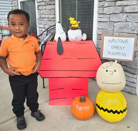 Great Pumpkin Patch Trunk Or Treat, Charlie Brown Great Pumpkin Party, Snoopy Pumpkin Ideas, Snoopy Trunk Or Treat Ideas, Peanuts Pumpkin Painting, Charlie Brown Halloween Decorations, Charlie Brown Pumpkin Painting, Charlie Brown Trunk Or Treat, Peanuts Halloween Decor