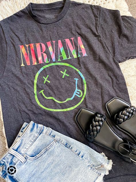 Nirvana Tshirt Outfit Women, Nirvana Tshirt Outfit, Outfit Band, Casual Outfit Spring, Graphic Outfit, Nirvana Tshirt, Nirvana Band, Casual Spring Outfit, T Shirt Outfit