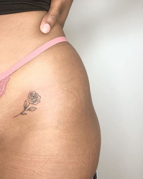 70 Sexy (but Discreet) Tattoos For Women Tattoo For Hips For Women, Mid Back Tattoo Women, Body Piercing Ideas For Women, But Tattoos For Women, Little Hip Tattoos, Intimate Tattoos For Women, Piercing Ideas Body, Panty Line Tattoo, Body Tattoos For Women