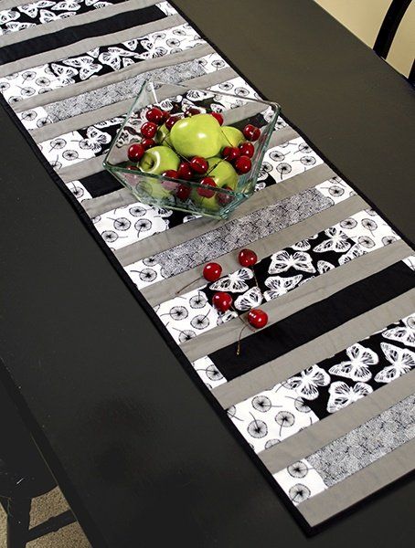 Black And White Table Runner, Black And White Table, White Table Runner, Quilting Digest, Diy Christmas Table, Modern Table Runners, Table Runner Diy, Runner Pattern, Patchwork Table Runner