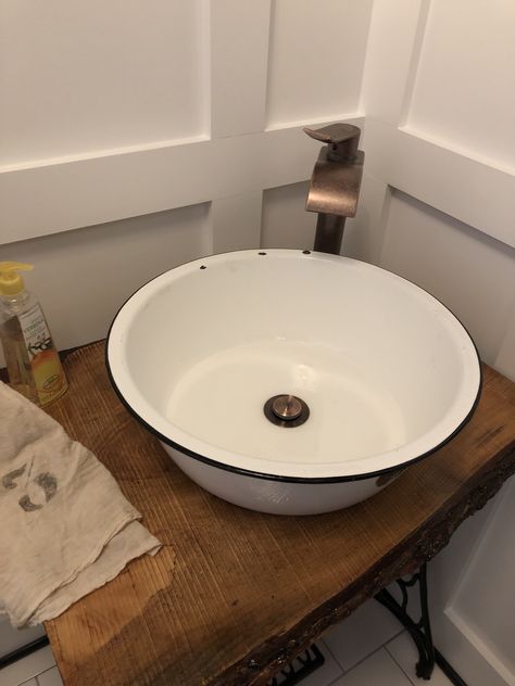 Enamel Wash Basin Ideas, Upcycled Sink, Wash Tub Sink, Antique Wash Basin, Shed Bathroom, Kitchen Sink Diy, Wash Basin Sink, Ceramic Bathroom Sink, Dry Sink