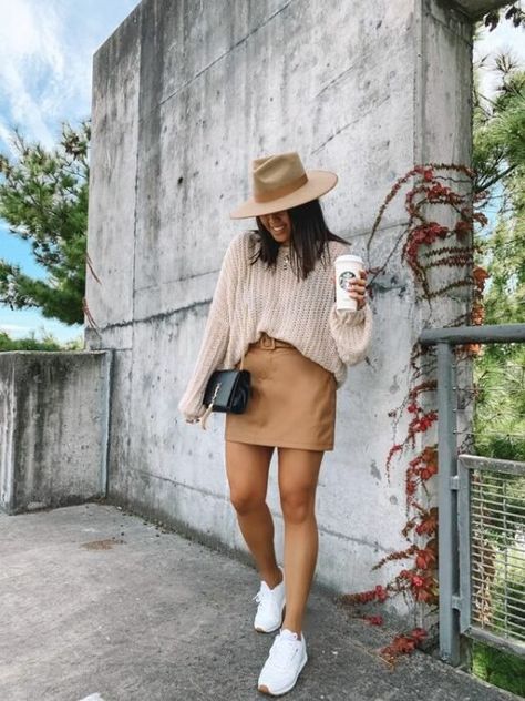 Beige Hat Outfit Fall, Guadalajara Outfits Fall, Outfit With Hats For Women, Miami Fall Outfits, Beige Hat Outfit, Outfits Cartagena, Fedora Hat Outfit Fall, Skort Styling, Hat Outfit Fall