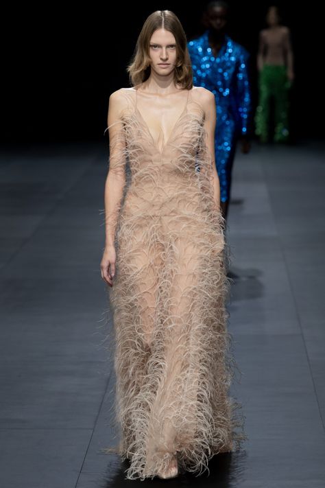 Valentino Spring 2023 Ready-to-Wear Collection | Vogue Ready To Wear 2023, Valentino Spring 2023, Pearl Core, Backless Evening Gowns, Valentino Runway, Spring 2023 Ready To Wear, 2023 Ready To Wear, Fashion Life, Fashion Weeks