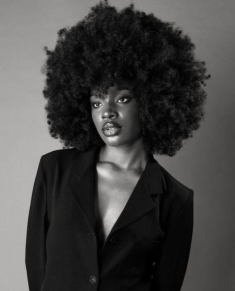 Dark Skin Models, Model Headshots, Quotes Black, Headshot Poses, Beautiful Photoshoot Ideas, Studio Photography Poses, Movie Black, Pose Fotografi, Model Pose