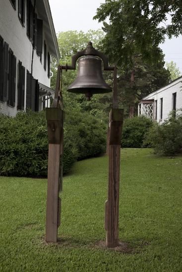 Country Outdoor Decor, Dinner Bell Post, Rustic Yard Ideas, Bell Stand, Cast Iron Bell, Antique Bell, Entry Decor, Dinner Bell, Bell Tower