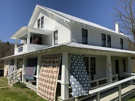 Appalachian Interior Design, Appalachian Quilt Patterns, Appalachian Quilts, Appalachian Home, Appalachian Women, Eclectic Cabin, Appalachian Homestead, Farm Bed, History Of Quilting