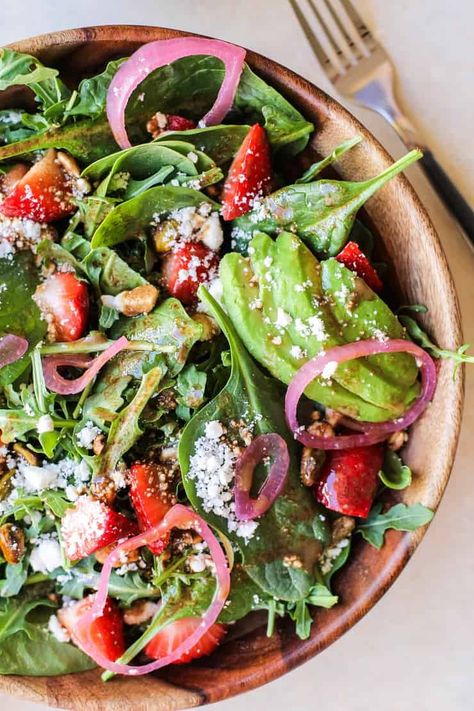 Arugula Spinach Strawberry Salad Mediterranean Salmon, Strawberry Vinaigrette, Strawberry Spinach, Spinach Strawberry Salad, Red Onion Salad, Onion Salad, Gluten Free Banana, Strawberry Salad, Summer Salad Recipes