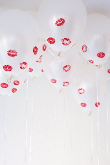 DIY Kissed Balloons1 Decoration For Valentines Day, Keto Valentines, Valentijnsdag Diy, Flourless Chocolate Torte, Chocolate Panna Cotta, Valentines Recipes Desserts, Pinwheel Cookies, Coconut Flour Recipes, Fries Before Guys