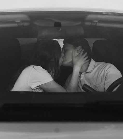 Car Make Out Sessions, Couples Photoshoot Car, Duo Car Pics, Backseat Couple, Couple Photos With Car, Couples In Car, Couple In Truck, Couples Photoshoot Night, Car Photoshoot Couple