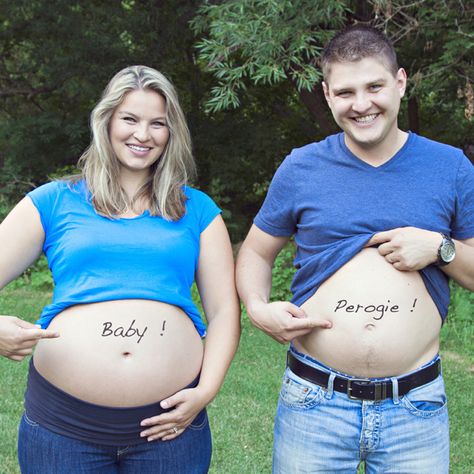 Cute only Dans belly would say Reese's lol Pregnant Ideas, Funny Pregnancy Memes, Valentines Pregnancy Announcement, Pregnancy Memes, Baby Bump Style, Monthly Baby Photos, Twin Boys, Pregnancy Humor, Organic Modern Decor