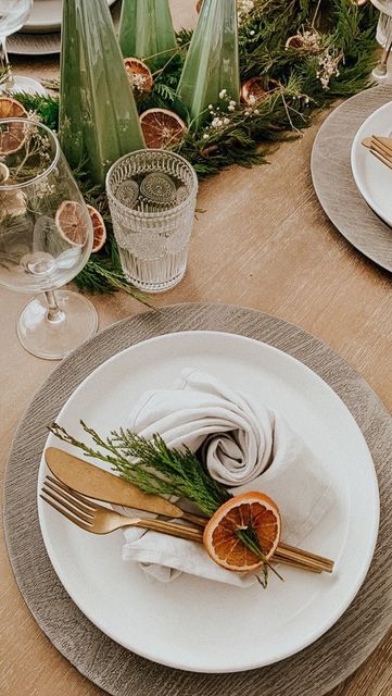 Napkin On Plate Setting, Thanksgiving 2024 Tablescape, Dried Oranges Thanksgiving Table, Dried Orange Tablescape, Dried Orange Place Setting, Diy Christmas Crackers, Christmas Cloth Napkins, Christmas Napkin Folding, Festive Tablescape