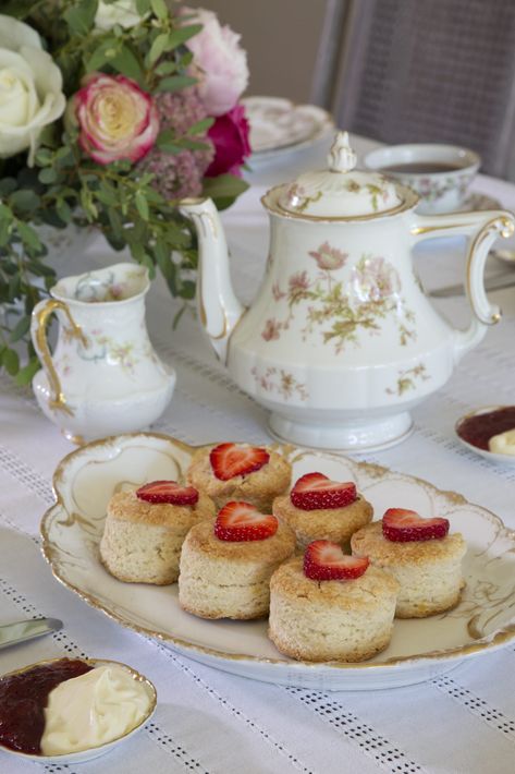 Scones And Tea, Tea Pastries, Scones Tea Party, Tea Party Scones, Scones High Tea, Mini Scones Recipe High Tea, Afternoon Tea Scones, Tea Sandwiches Recipes, Entertaining Dinner